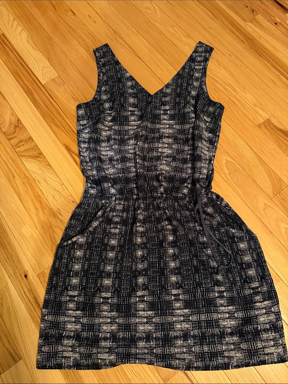 Toad&Co Black and White V-Neck Textured Drawstring Dress